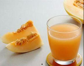 在家吃哈密瓜,哈密瓜的甘甜诱惑