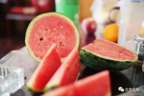 女子自带西瓜吃瓜