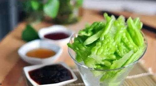 老年妇女吃瓜图片,夕阳无限好——老年妇女共享夏日清凉时光